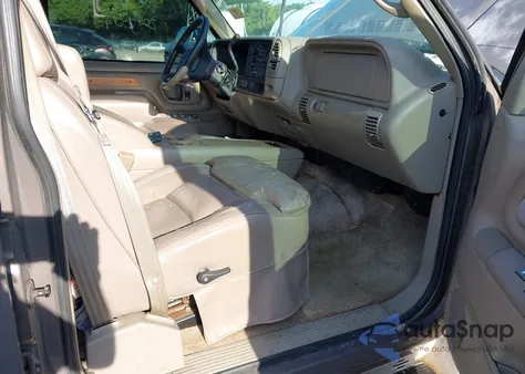 1998 GMC Suburban K1500 z USA, uszkodzony, nr VIN 1GDFK16RXWJ728665